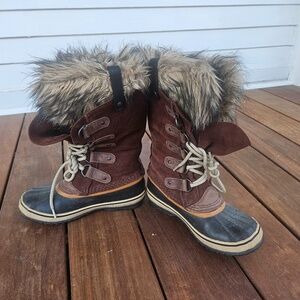 SOREL womens USA 7 Joan of Arctic Waterproof Boot VERY GOOD to EXCELLENT